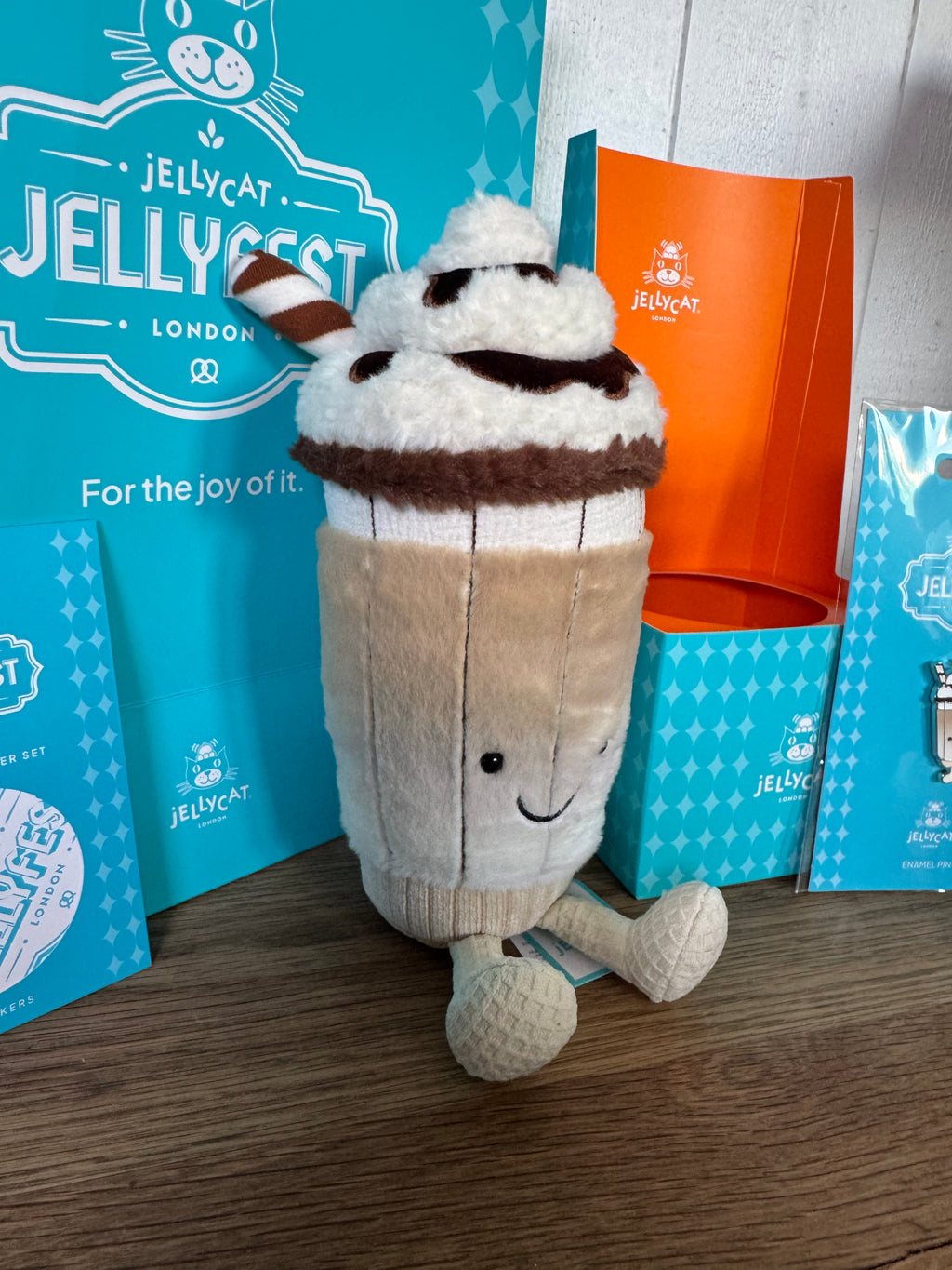 Jellycat Amuseables Von Illa Eiskaffee + Pin + Sticker | Jellyfest Berlin Exclusive