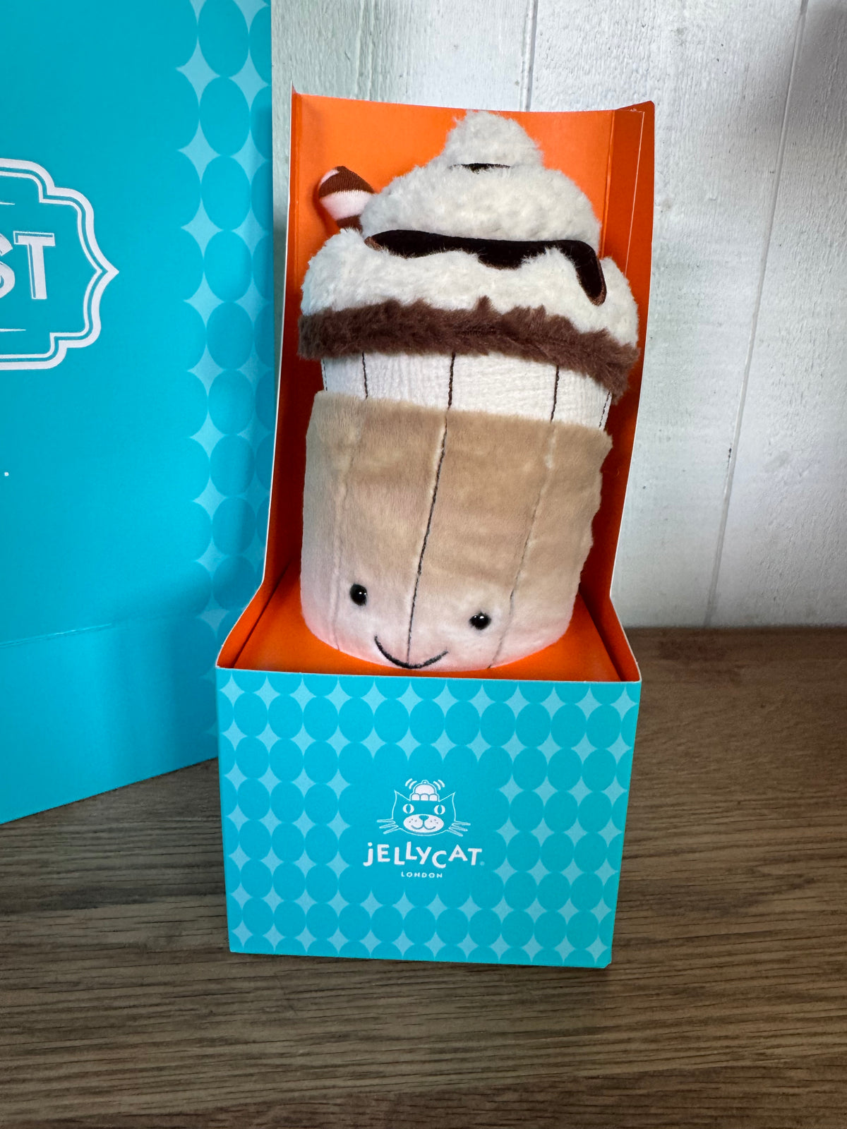 Jellycat Amuseables Von Illa Eiskaffee + Pin + Sticker | Jellyfest Berlin Exclusive