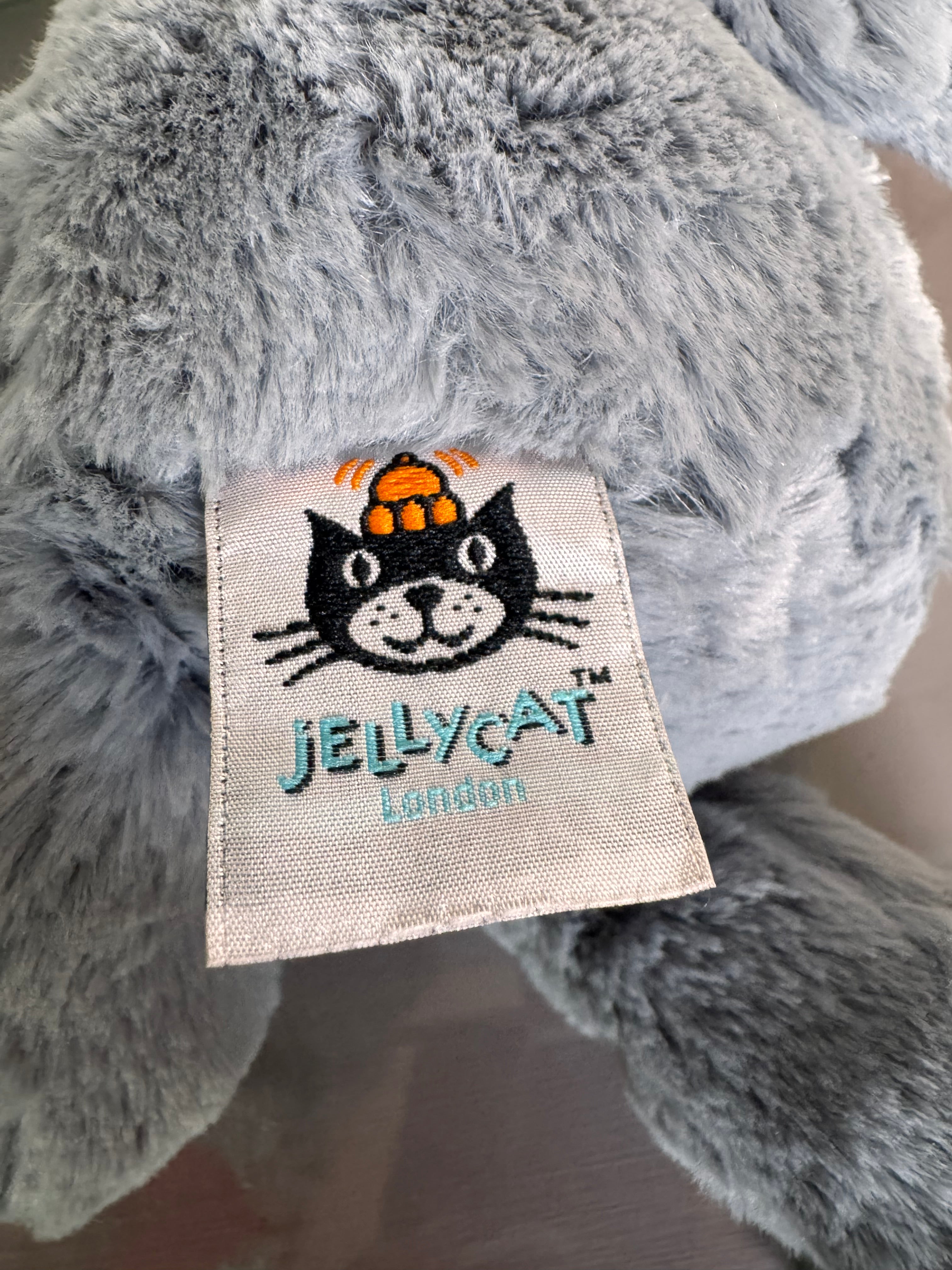 Medium bashful Gorilla