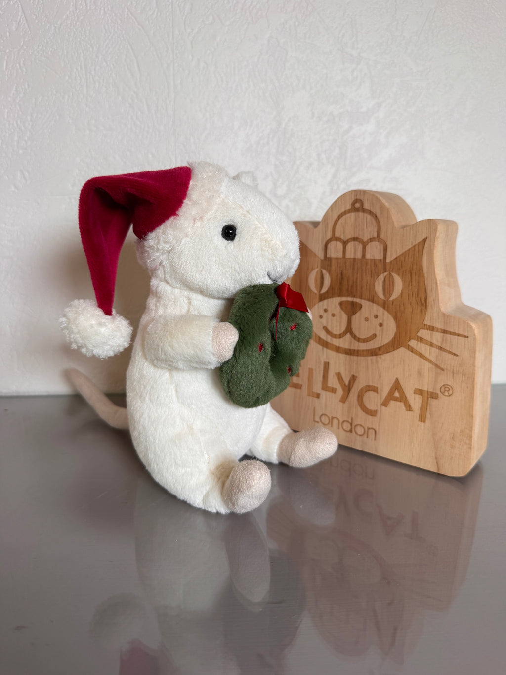 Merry Mouse With Wreath