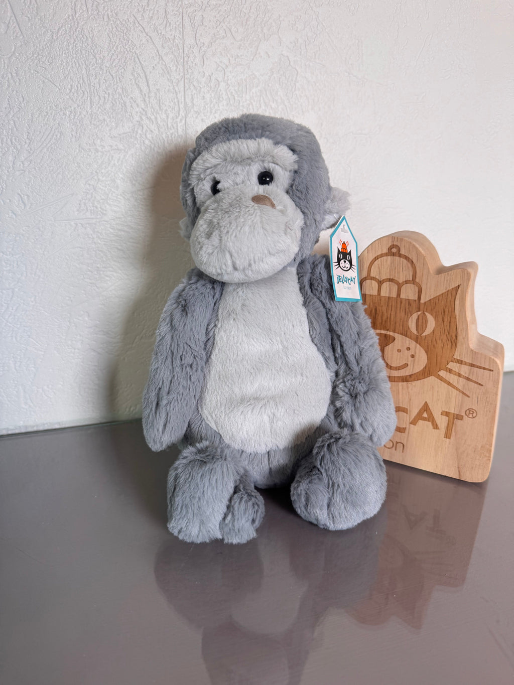 Medium bashful Gorilla