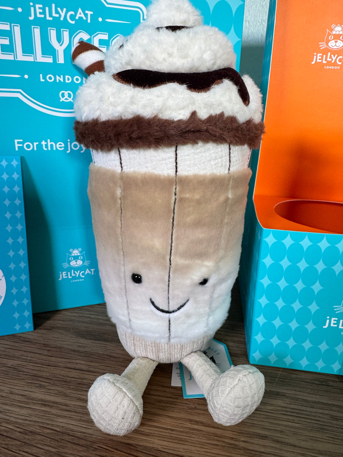 Jellycat Amuseables Von Illa Eiskaffee + Pin + Sticker | Jellyfest Berlin Exclusive