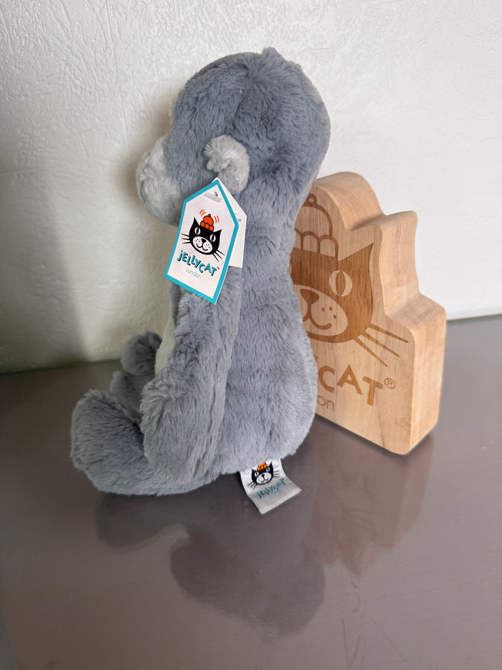 Medium bashful Gorilla